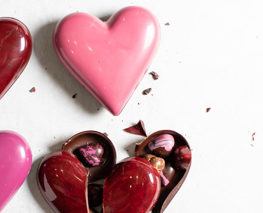 לב שוקולד חלב גדול ובתוכו 10 לבבות קטנים